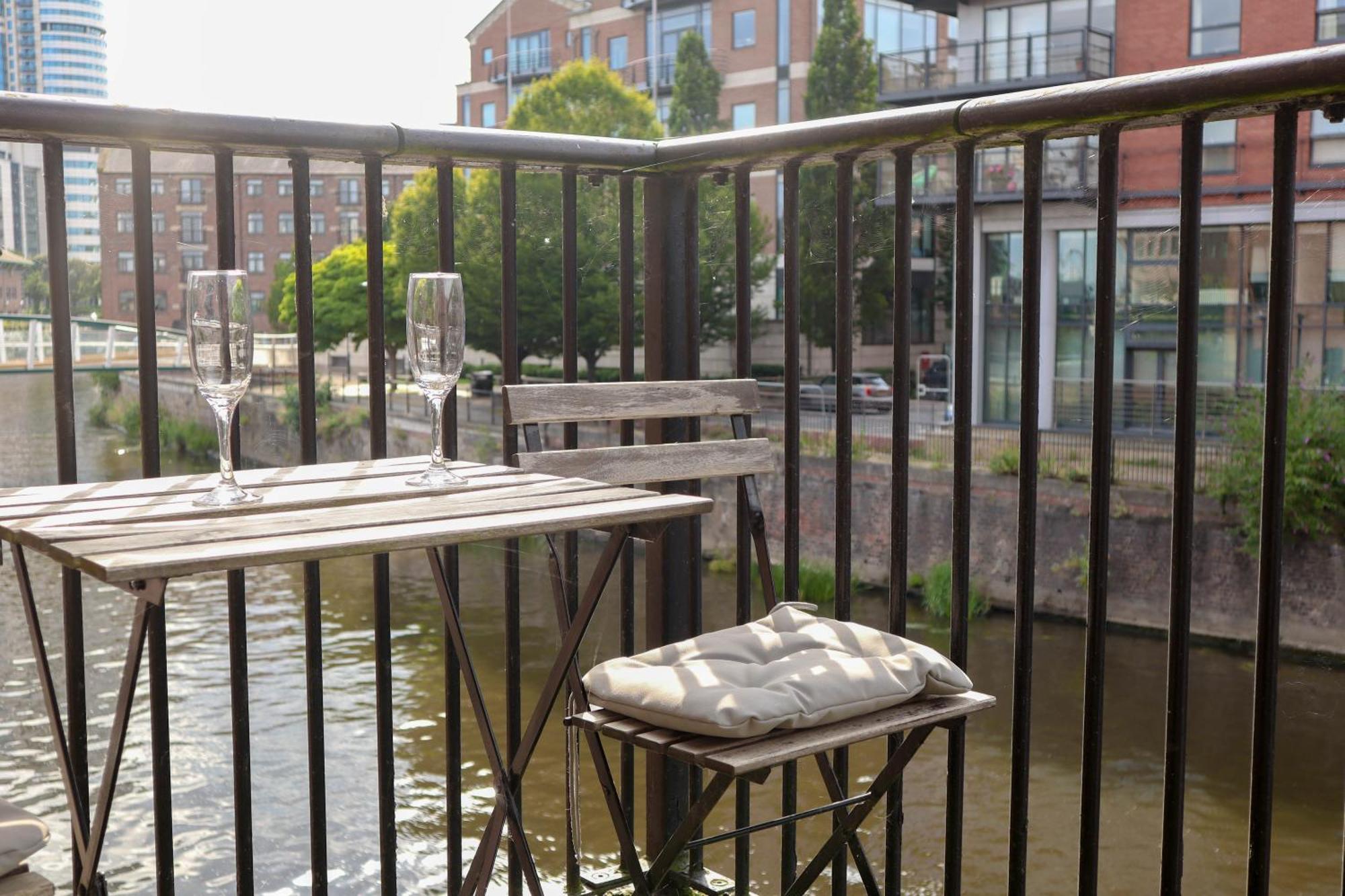 Beautiful 2 Bed - Centre - Free Private Parking - Perfect For Families And Professionals Апартаменты Лидс