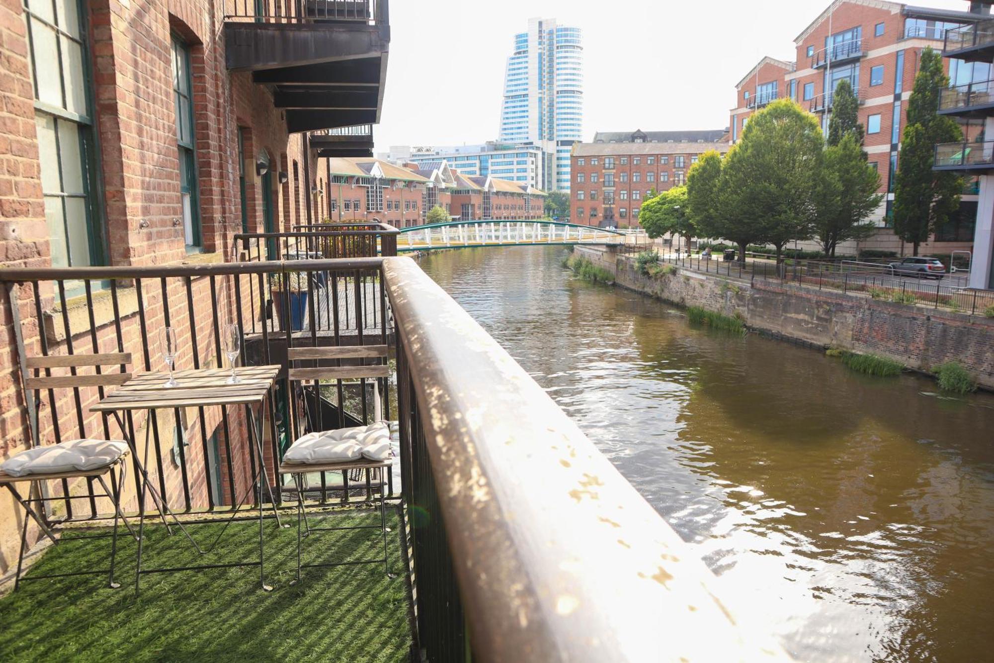 Апартаменты Beautiful 2 Bed - Centre - Free Private Parking - Perfect For Families And Professionals