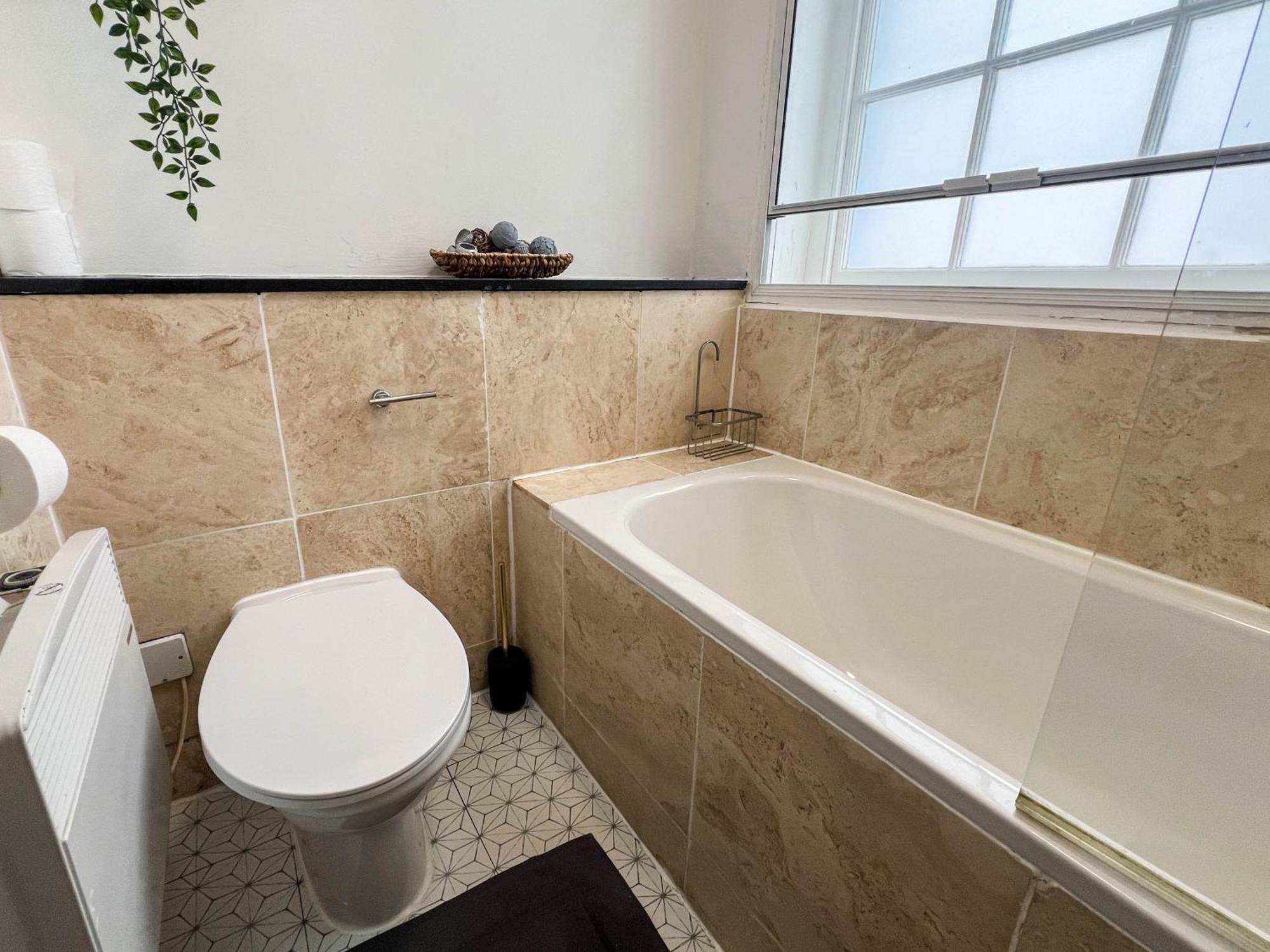 Beautiful 2 Bed - Centre - Free Private Parking - Perfect For Families And Professionals Апартаменты *