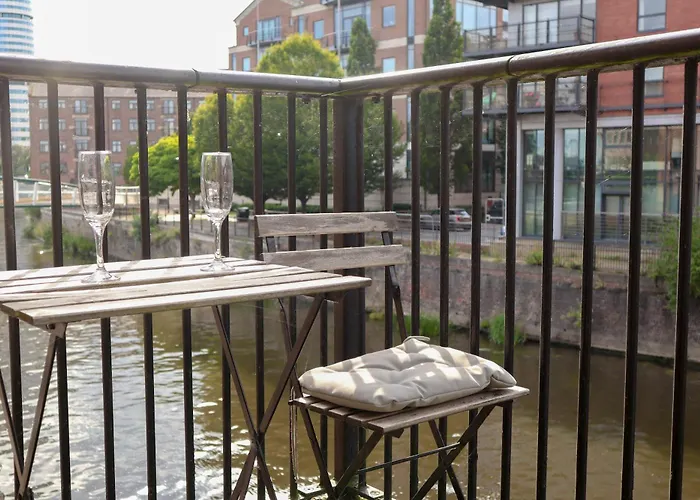 Beautiful 2 Bed Apartment - City Centre - Free Private Parking - Perfect For Families And Professionals