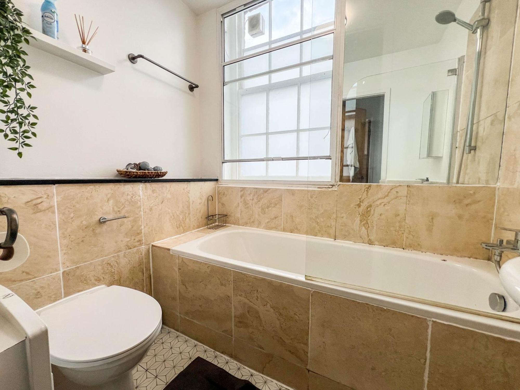 Beautiful 2 Bed - Centre - Free Private Parking - Perfect For Families And Professionals *