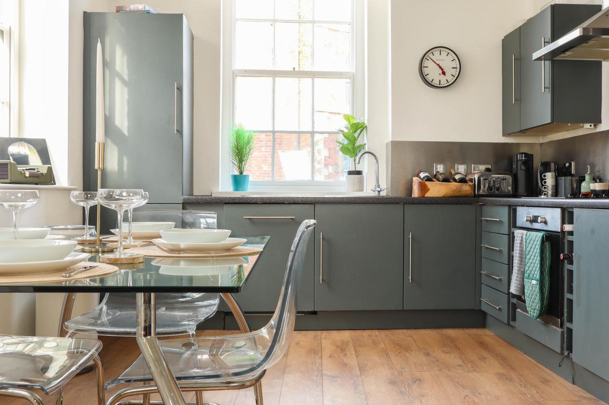 Apartment Beautiful 2 Bed - Centre - Free Private Parking - Perfect For Families And Professionals